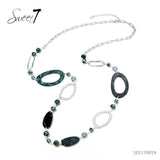 Collier long argenté et perles vertes