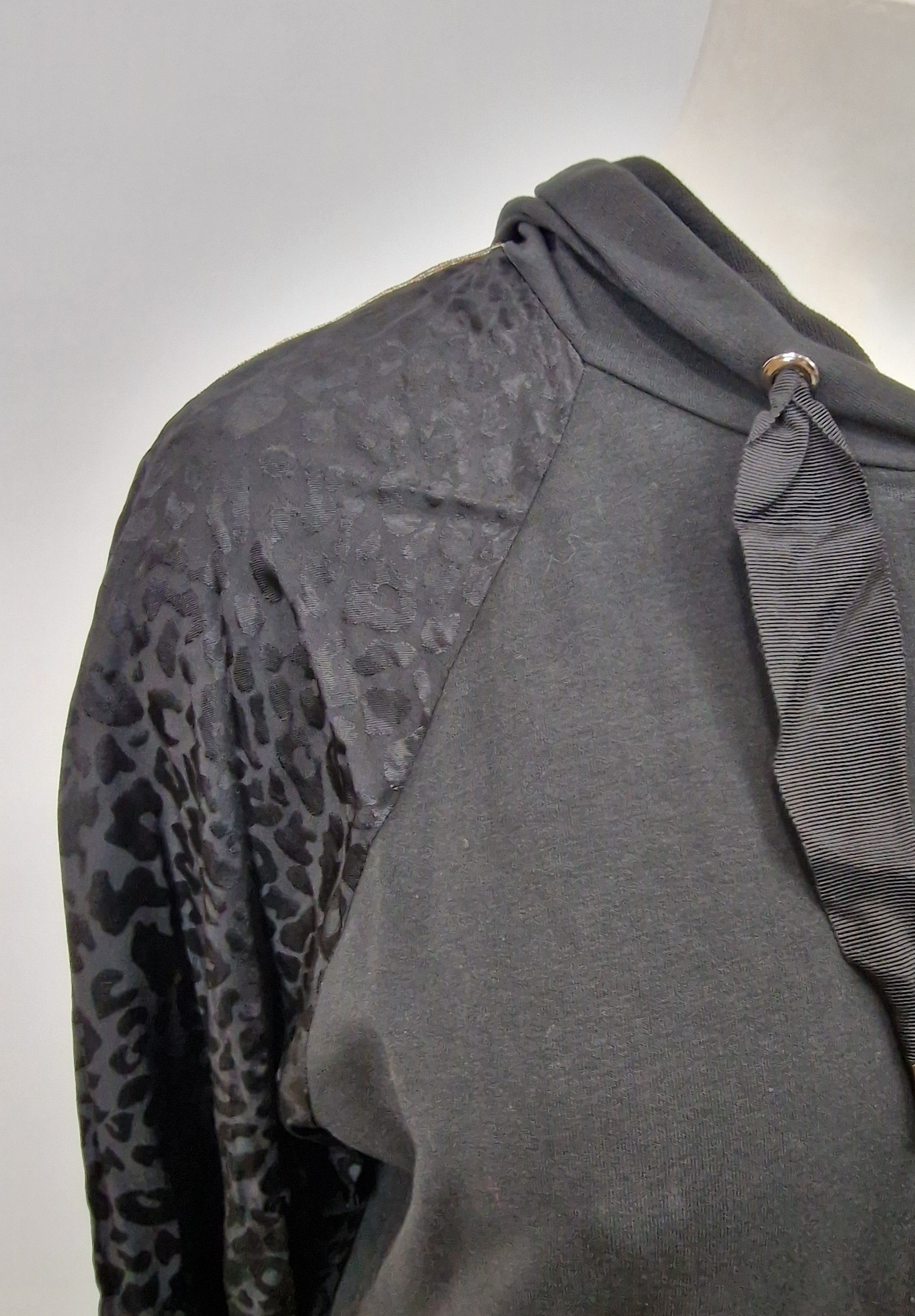 Sweat à capuche  ligne brune sur les manches