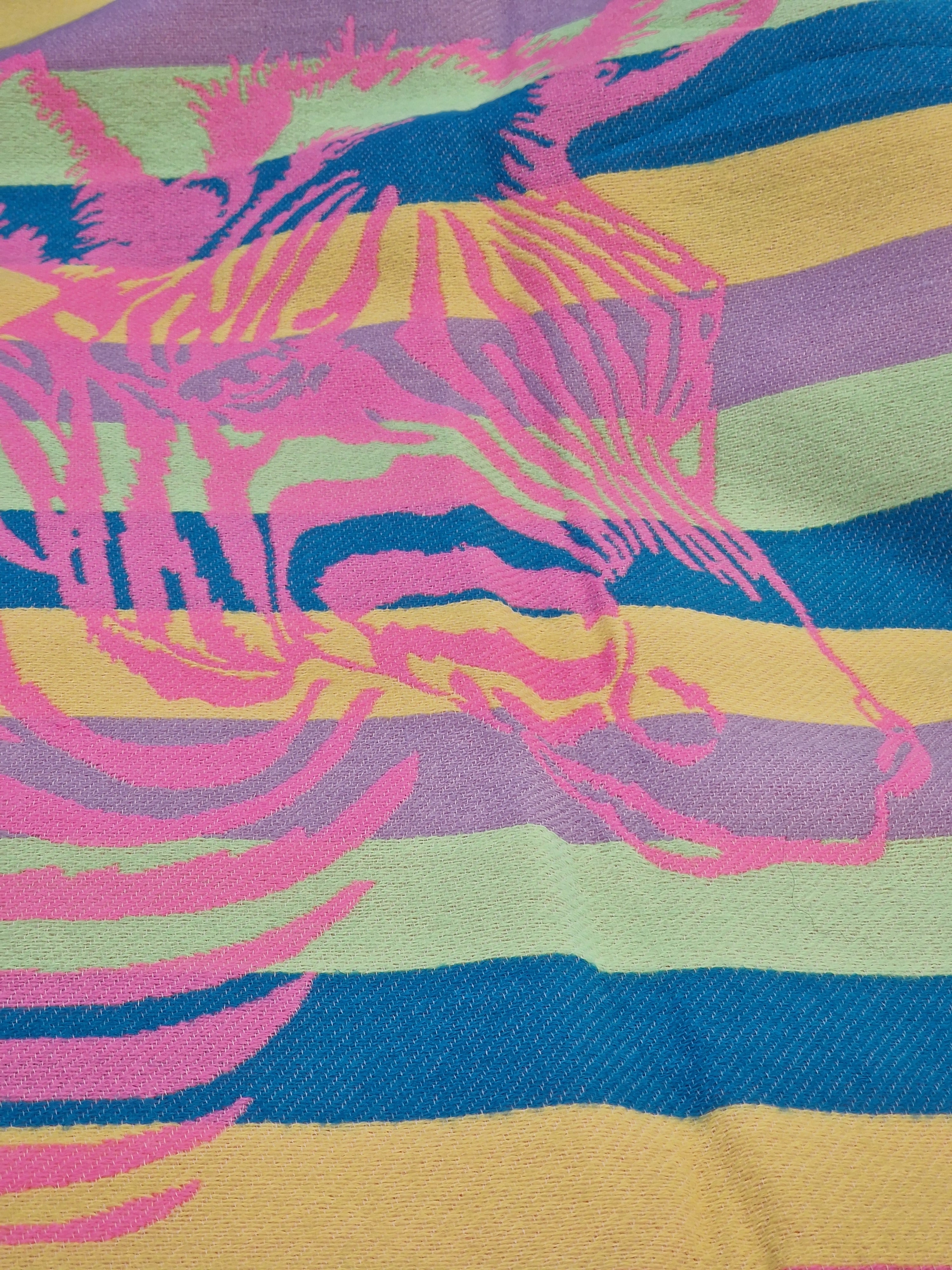 Écharpe avec franges de couleur fluo avec un zèbre