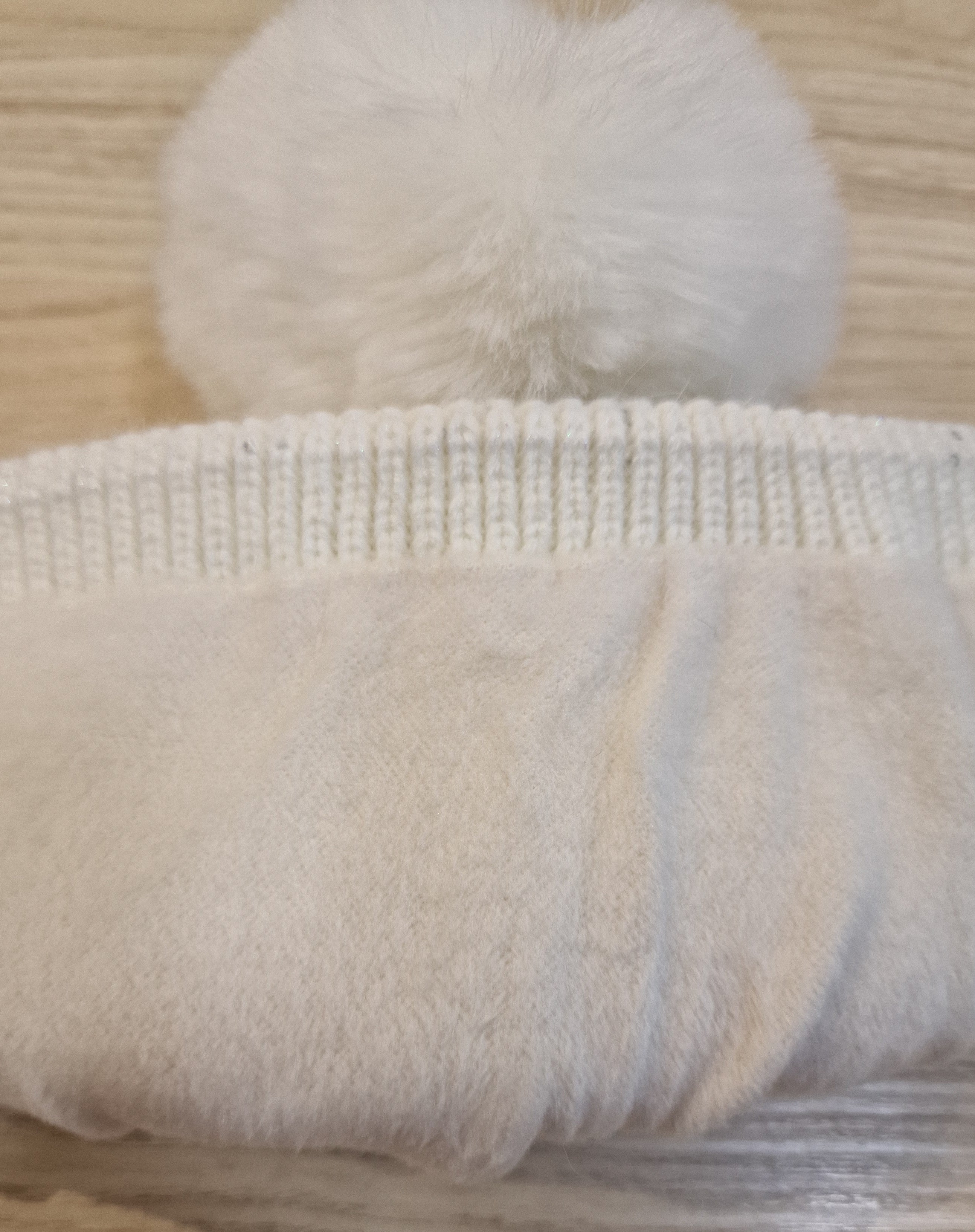 Bonnet avec pompons et brillants