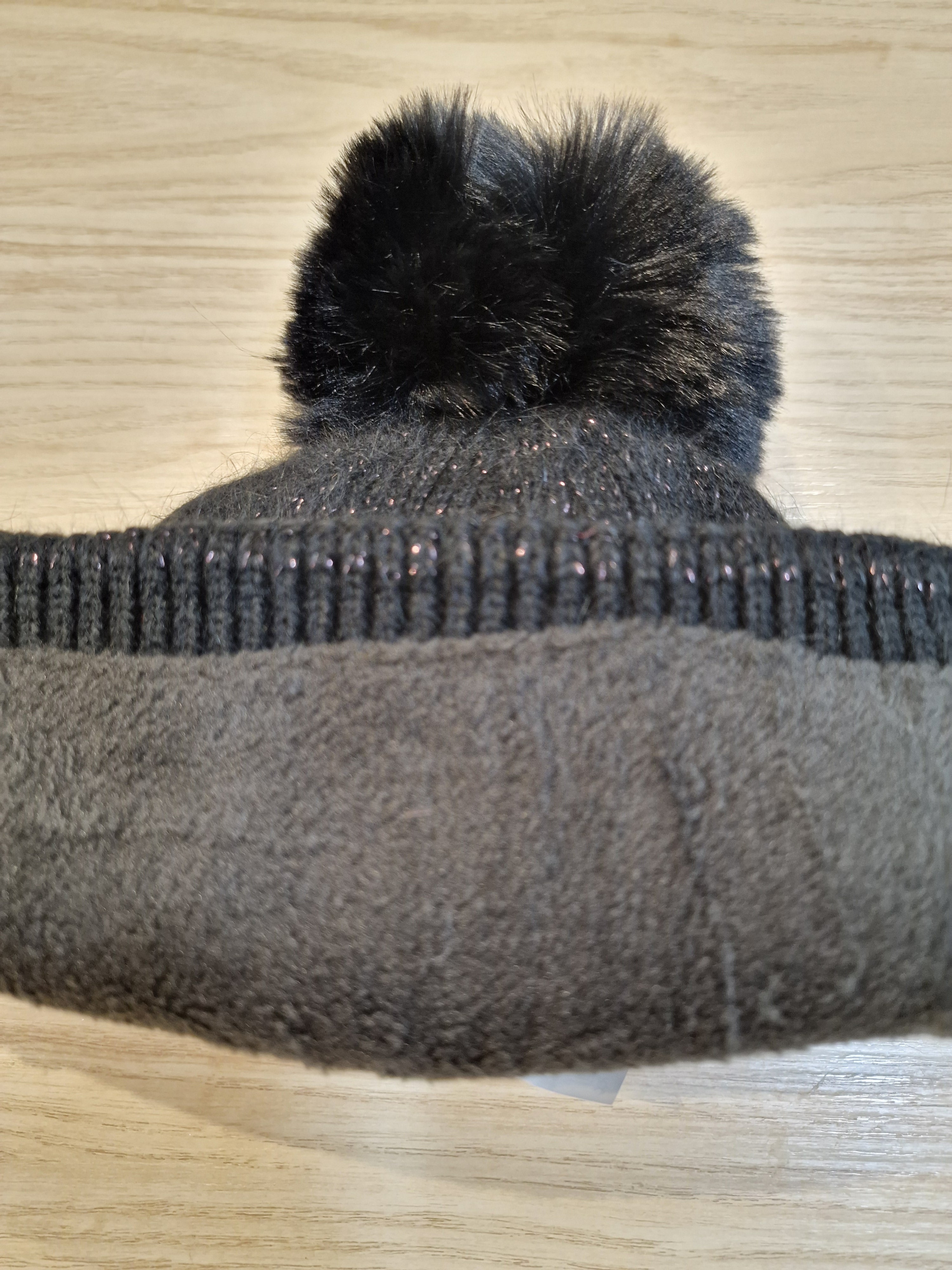 Bonnet avec pompons et brillants