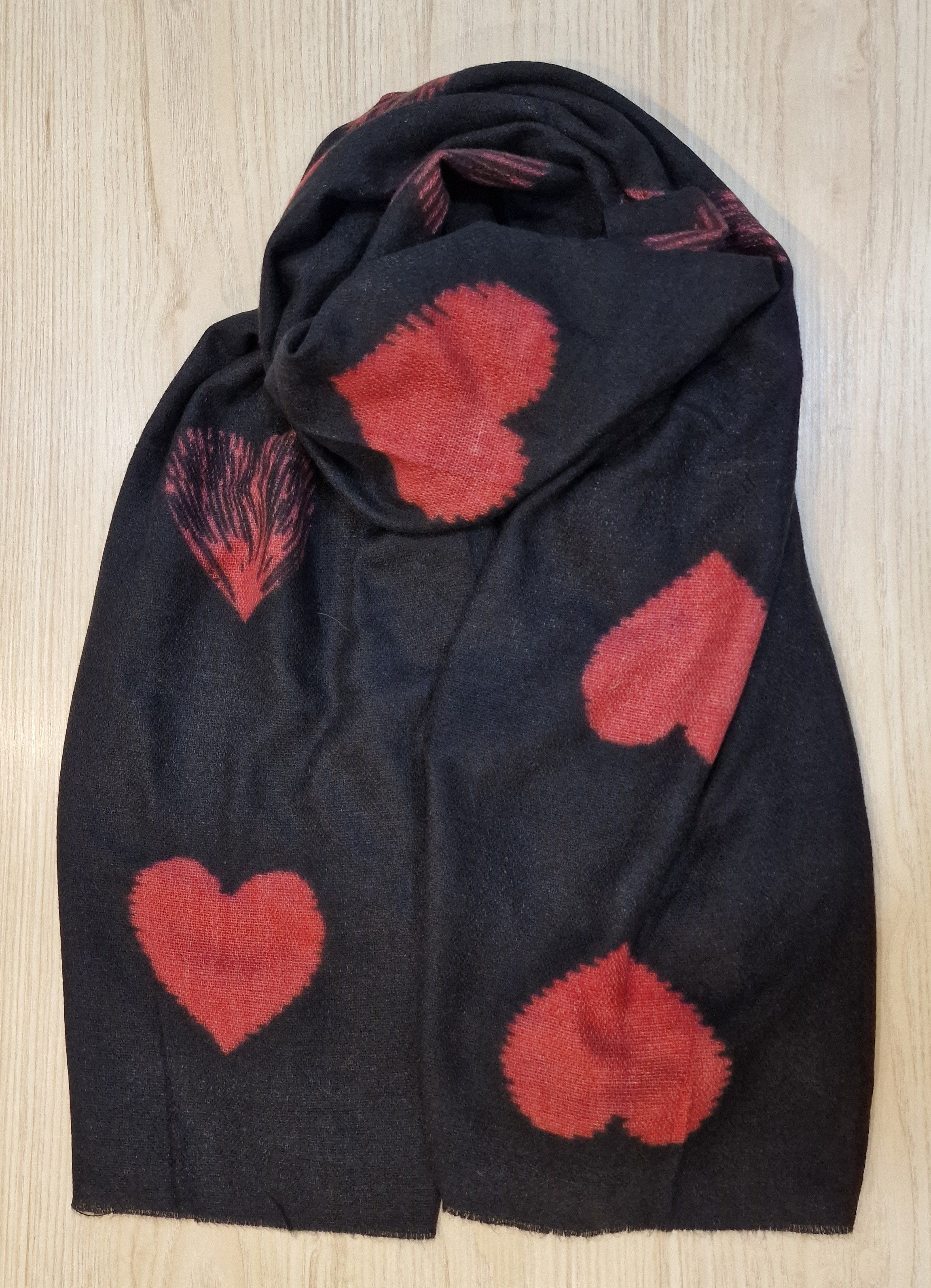 Echarpe noire avec coeur rouge