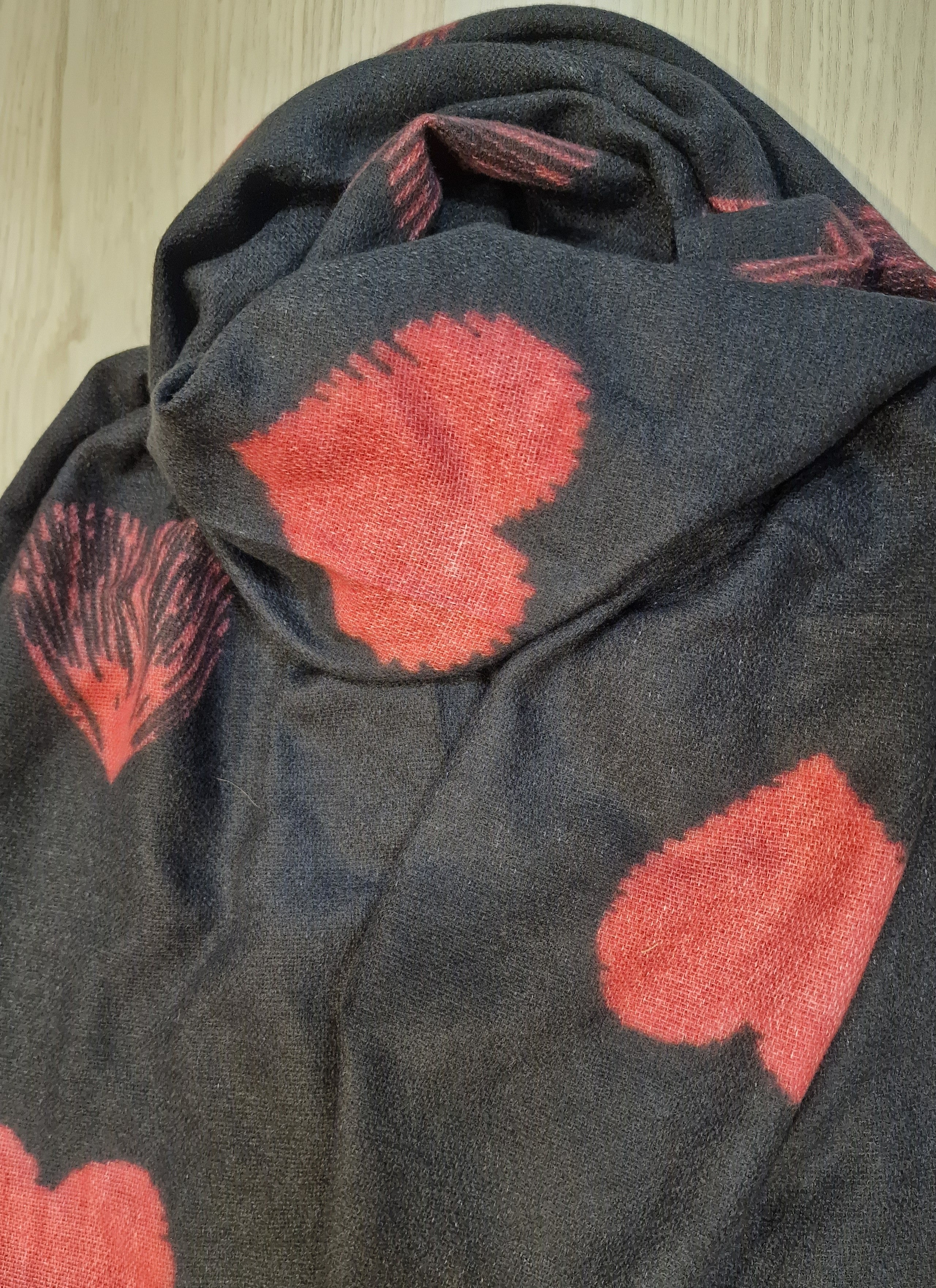 Echarpe noire avec coeur rouge