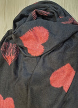 Echarpe noire avec coeur rouge