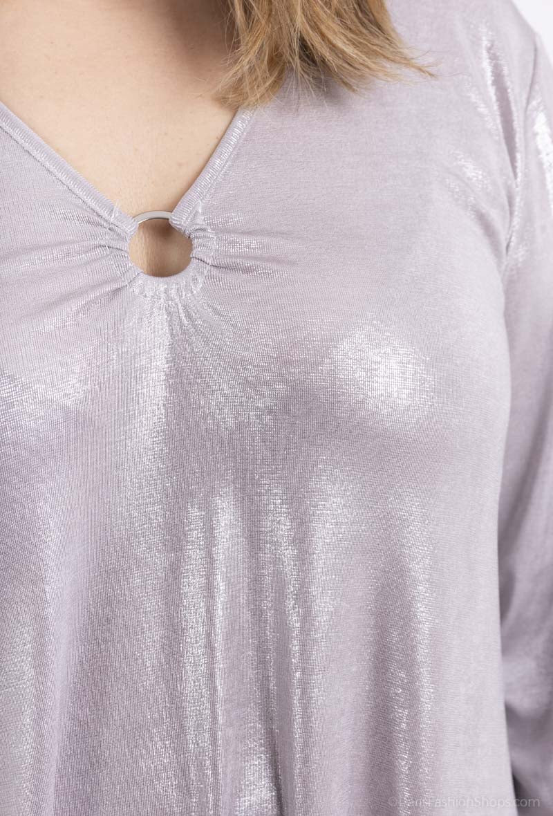 Tunique brillante avec anneaux au col