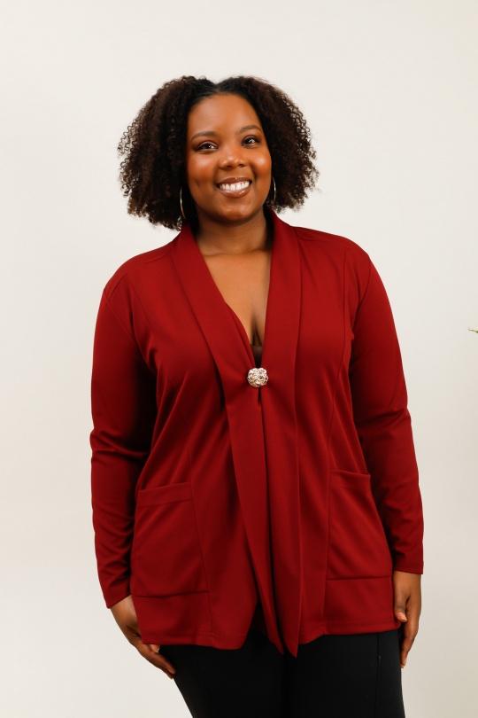 Blazer bordeaux avec broche dorée