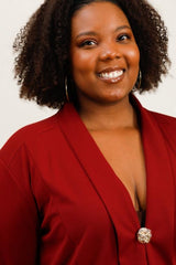 Blazer bordeaux avec broche dorée