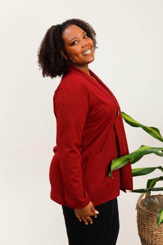 Blazer bordeaux avec broche dorée