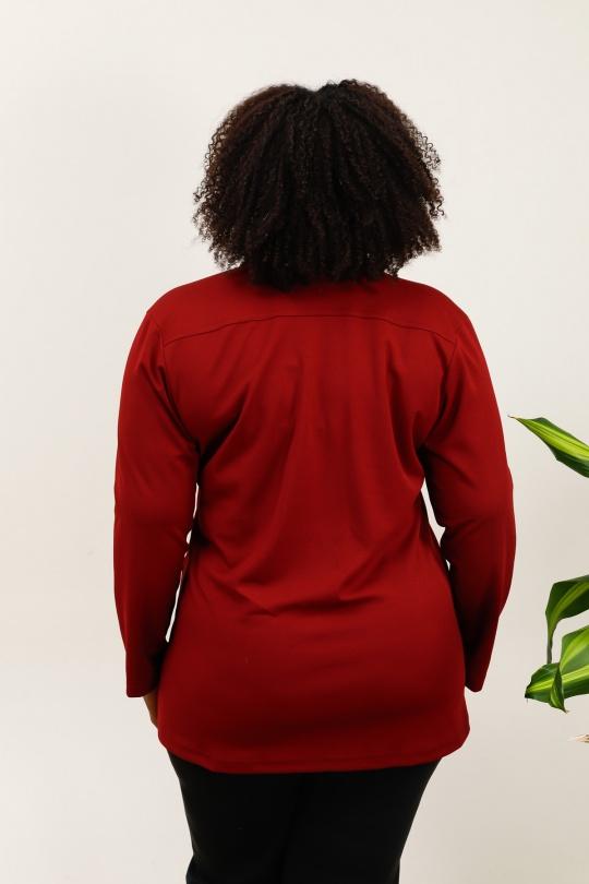 Blazer bordeaux avec broche dorée