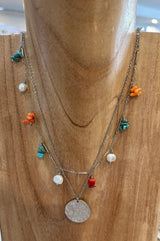 Ensemble de 2 colliers avec petites pierres et plaques