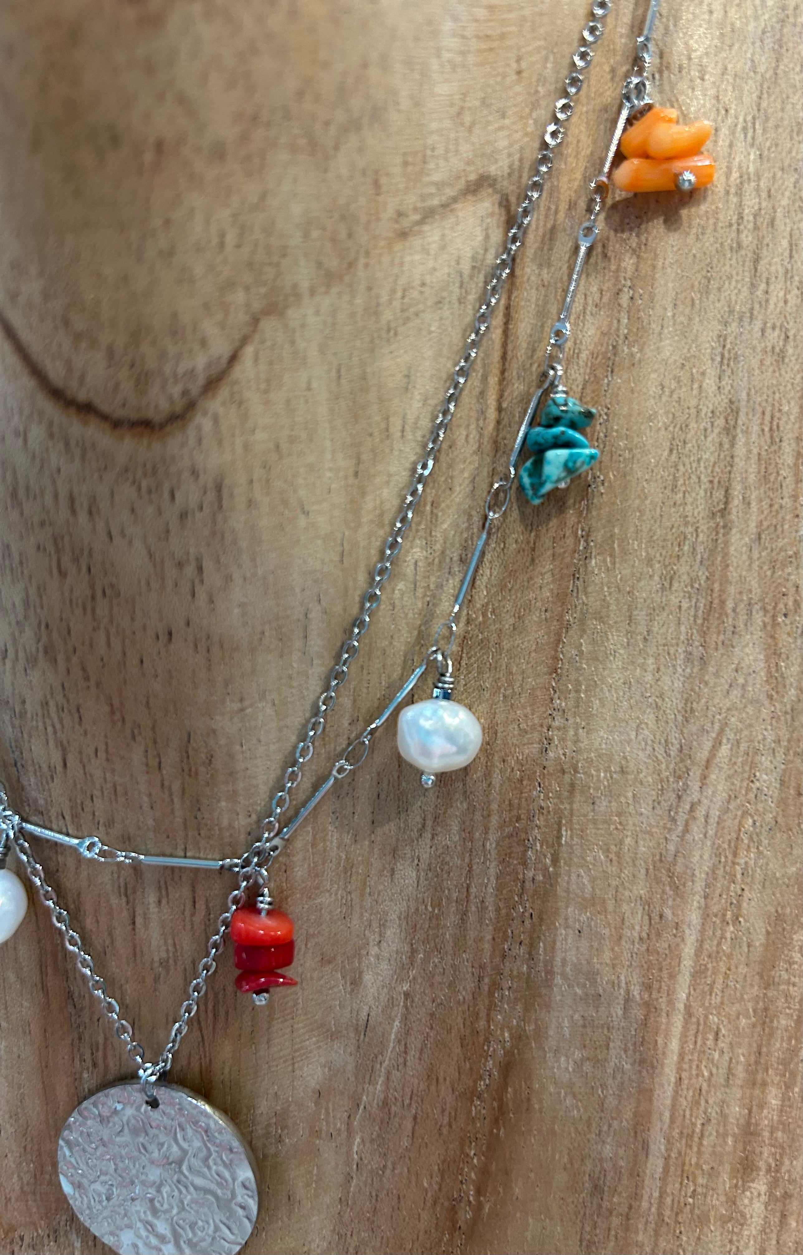 Ensemble de 2 colliers avec petites pierres et plaques