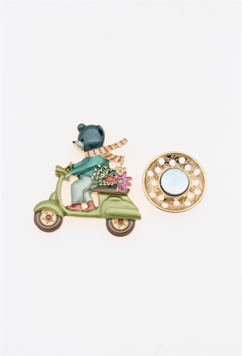 Broche aimantée - Ourson Scooter