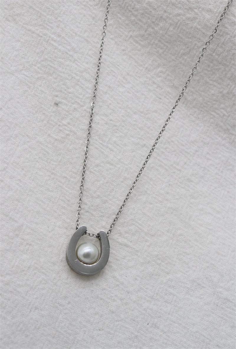 Collier court fer à cheval et perle