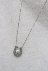 Collier court fer à cheval et perle