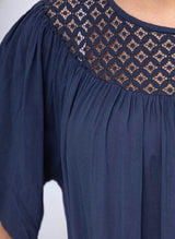 Tunique avec dentelle au col