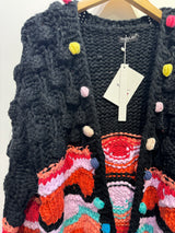 Gilet coloré avec pompons