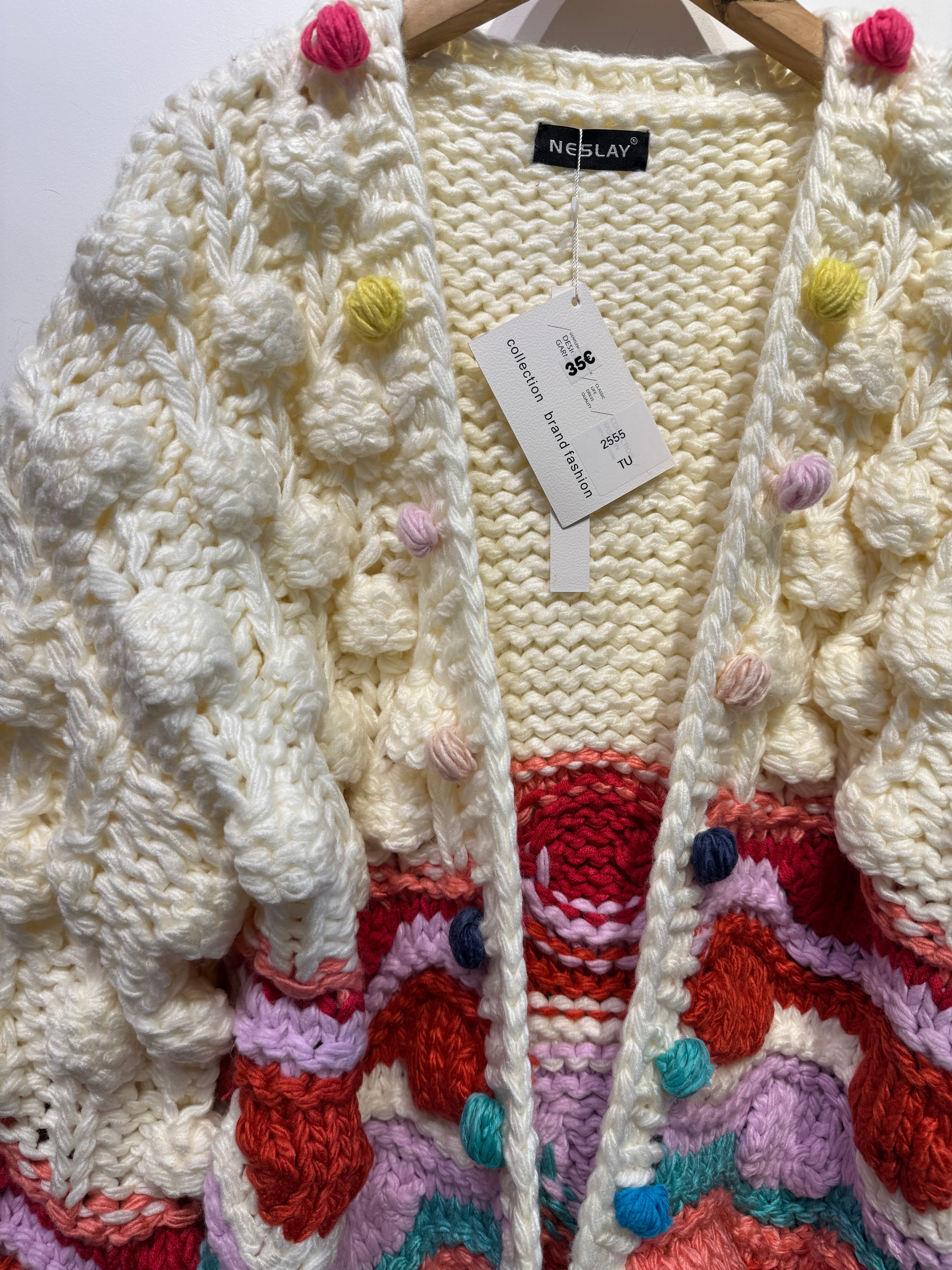 Gilet coloré avec pompons