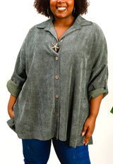 Chemise en velours avec broche