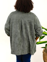 Chemise en velours avec broche