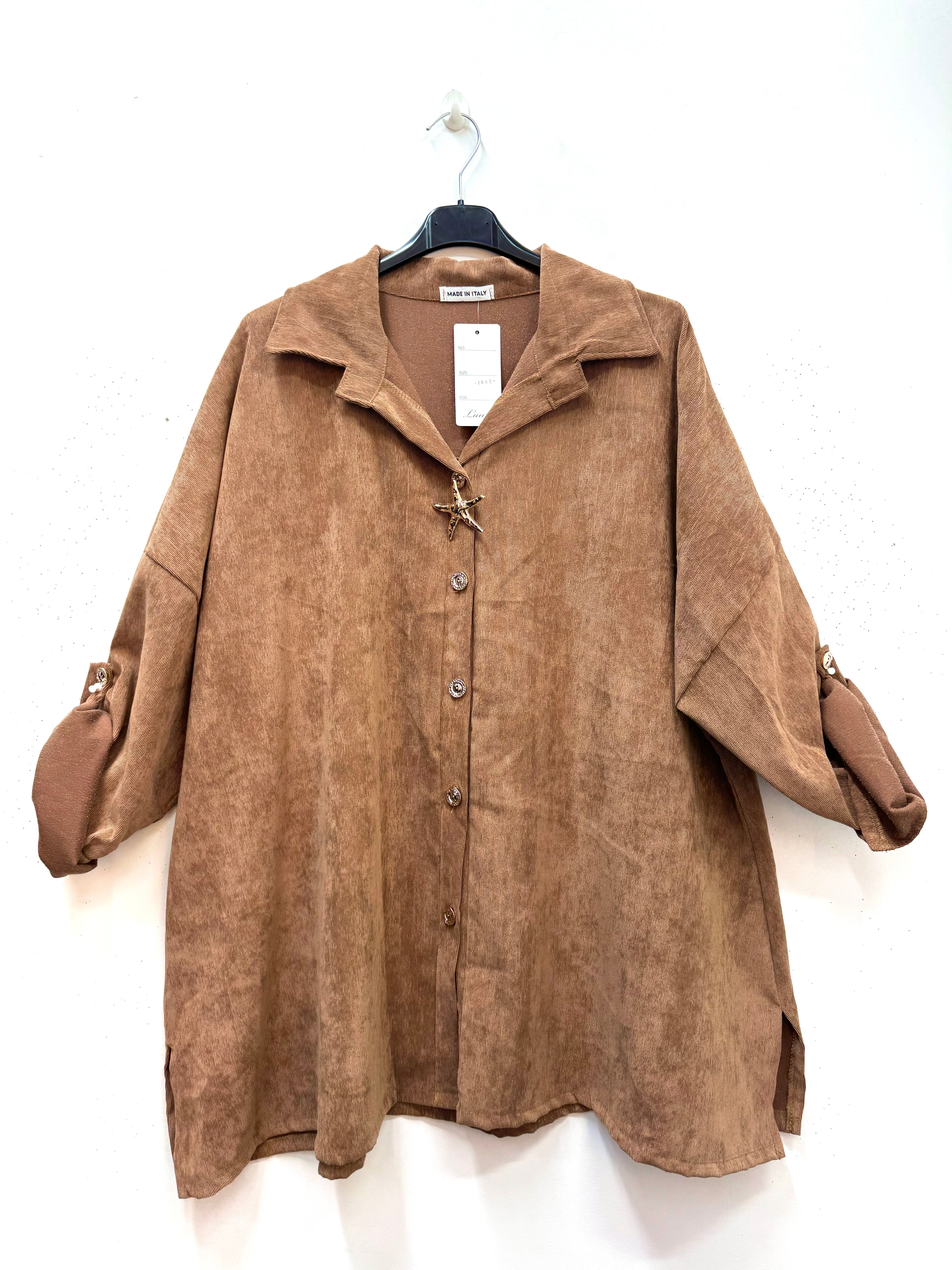 Chemise en velours avec broche