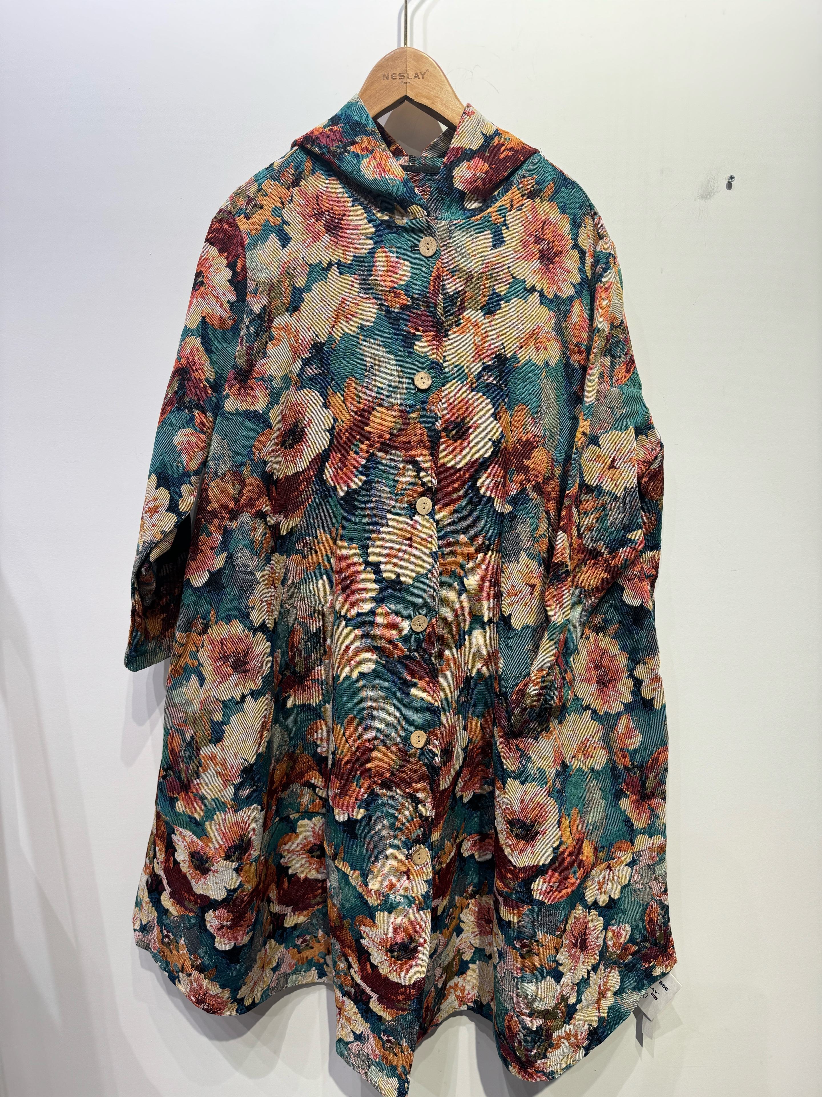 Veste avec capuche coupe évasée