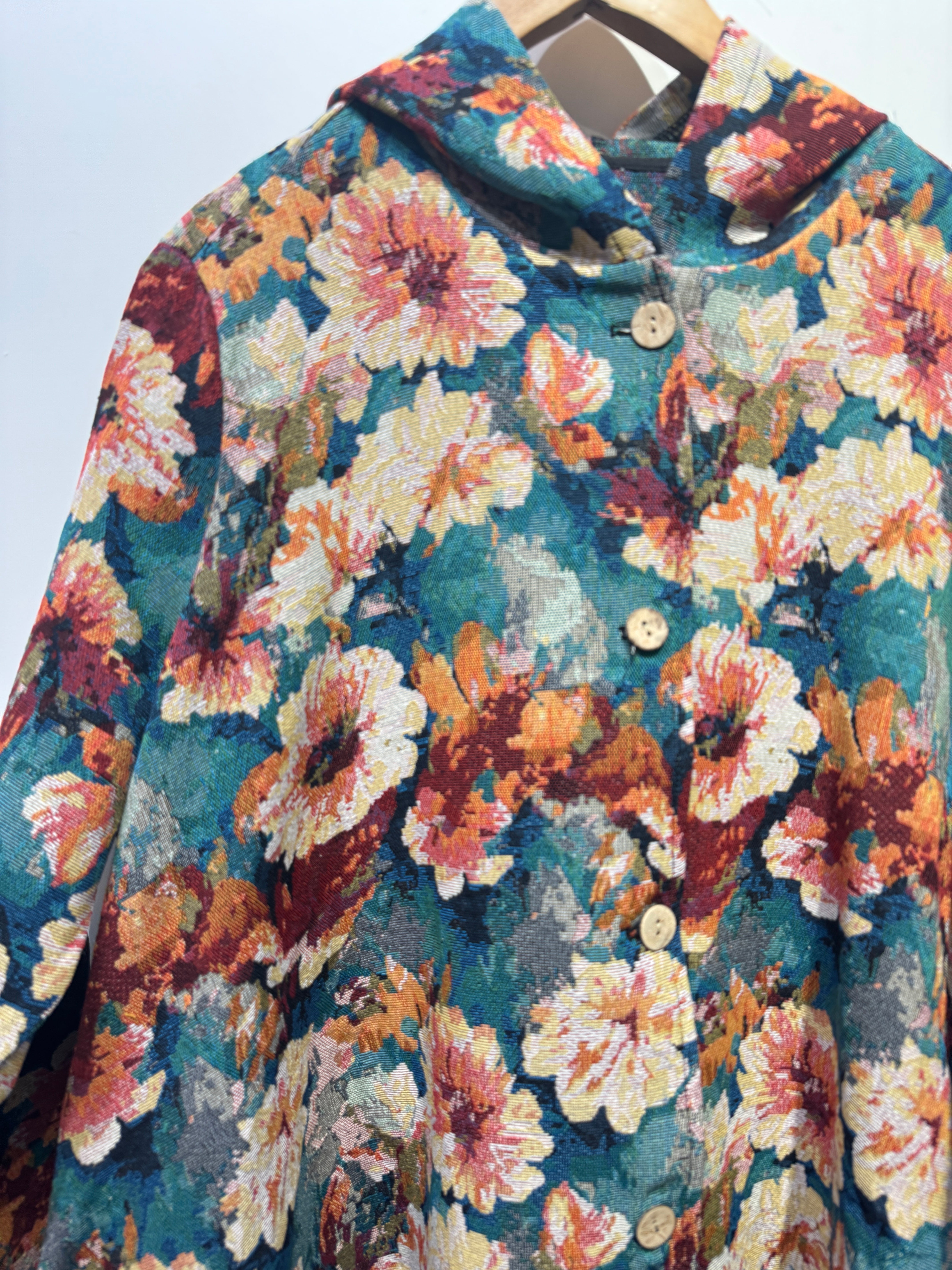 Veste avec capuche coupe évasée