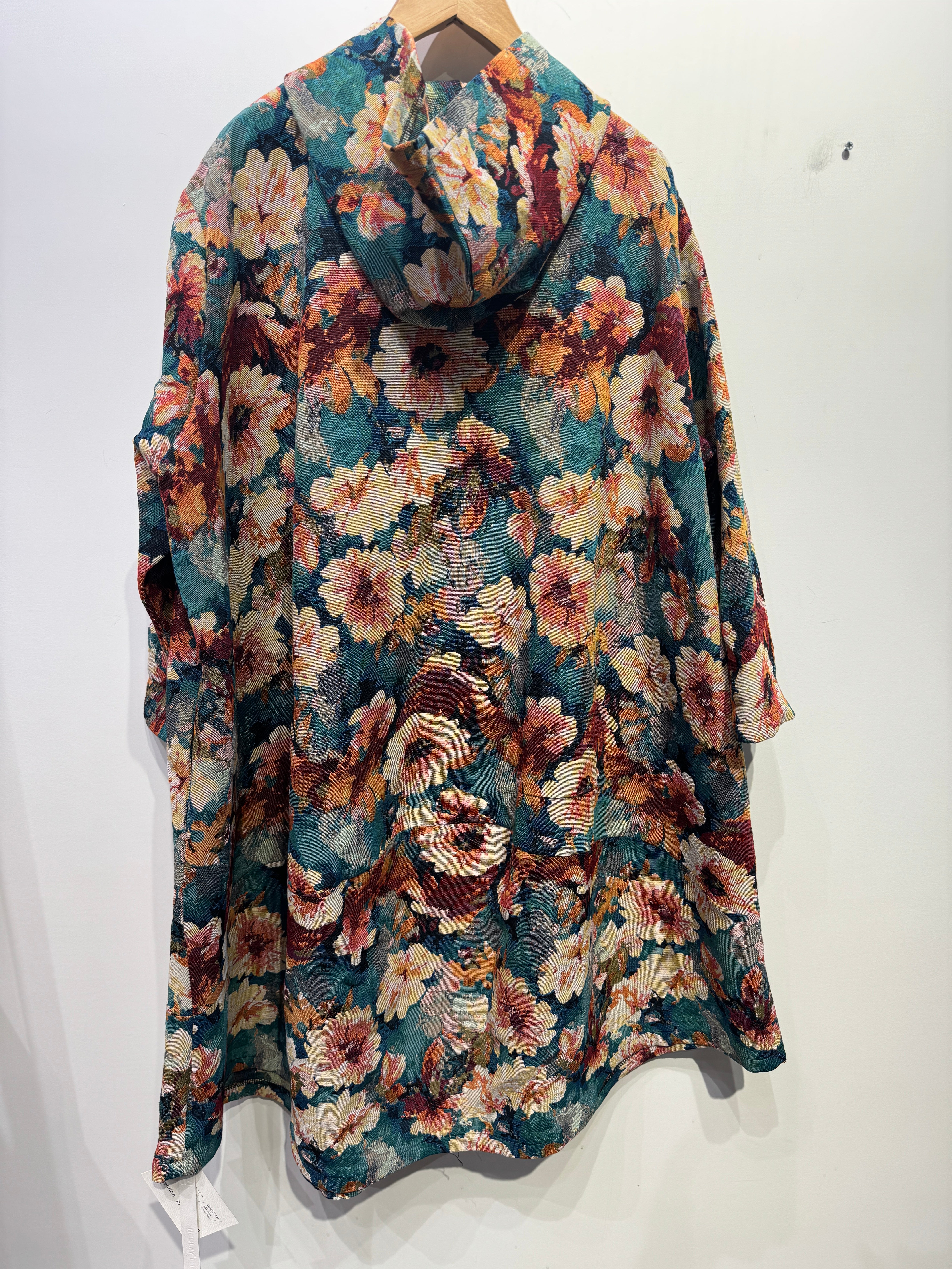 Veste avec capuche coupe évasée