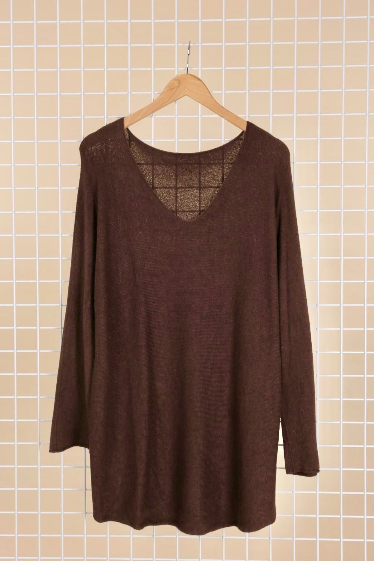 Pull uni coupe droite col V