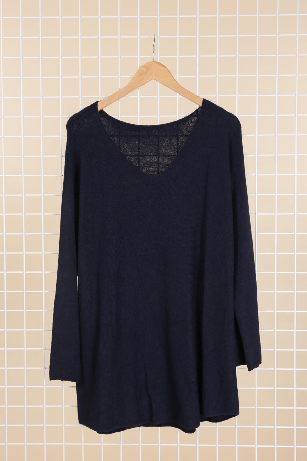Pull uni coupe droite col V
