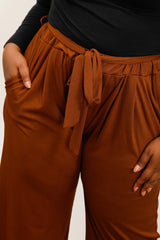 Pantalon chocolat texturé avec nœud à la taille