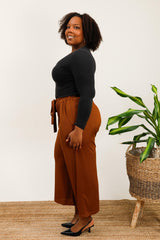 Pantalon chocolat texturé avec nœud à la taille