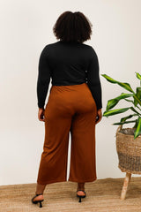 Pantalon chocolat texturé avec nœud à la taille