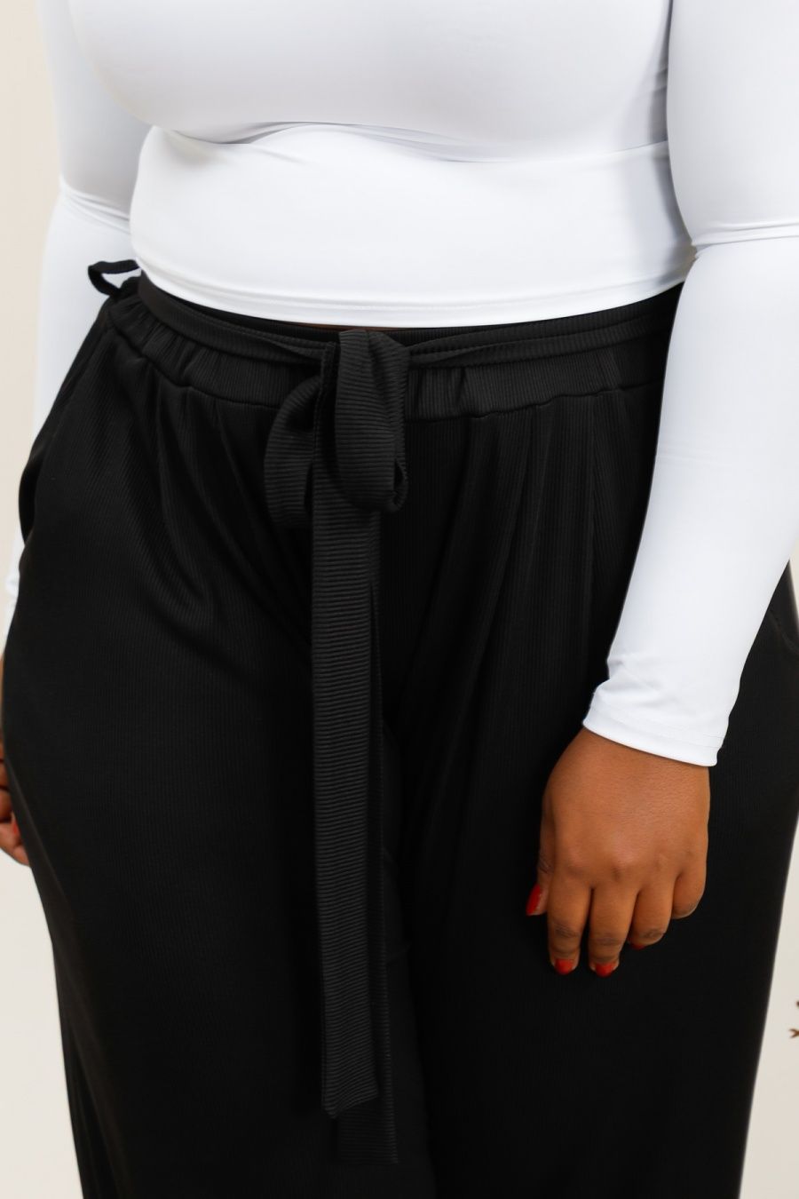 Pantalon noir texturé avec nœud à la taille