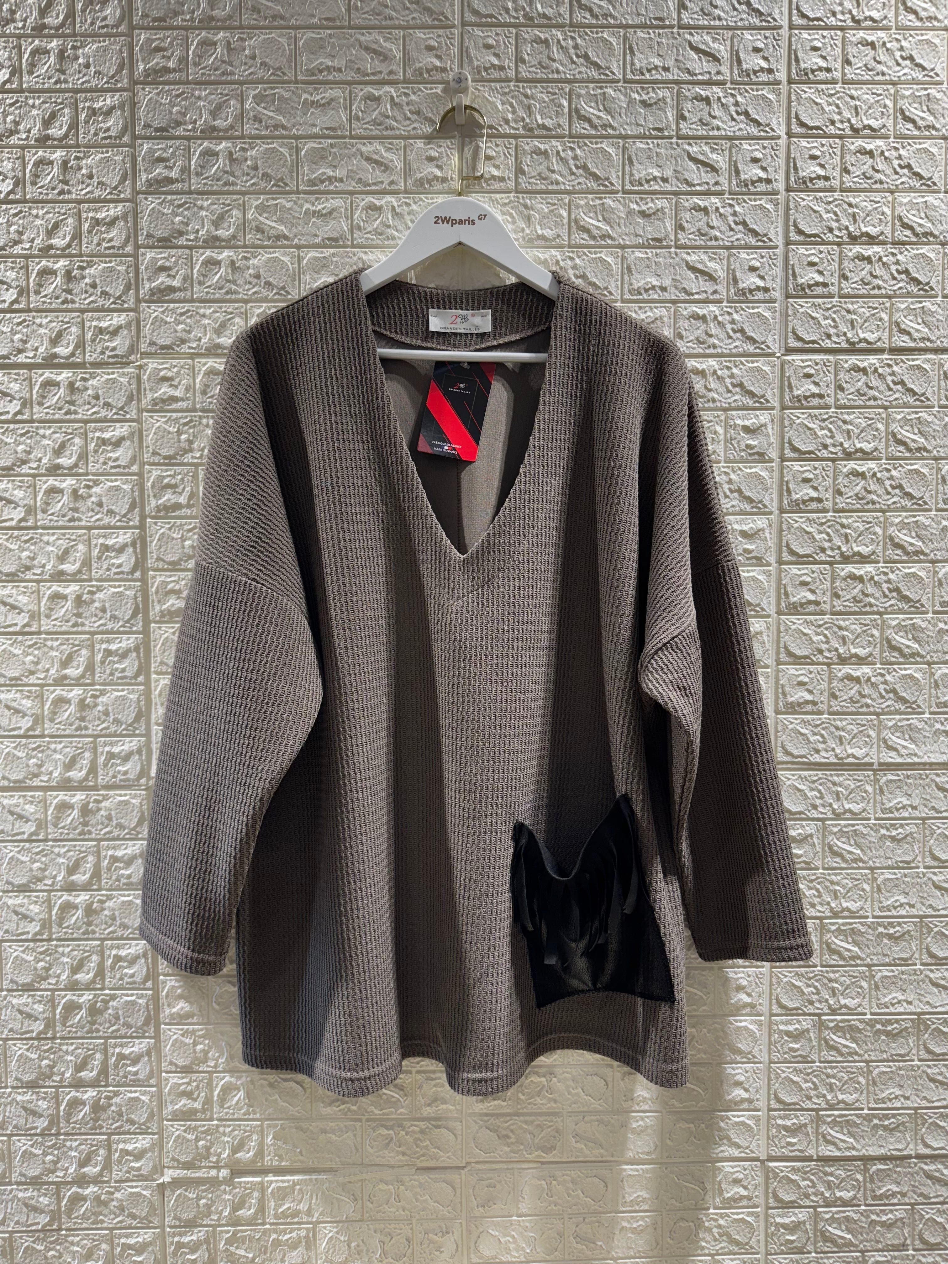 Pull taupe texturé avec poche en simili cuir