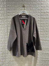 Pull taupe texturé avec poche en simili cuir