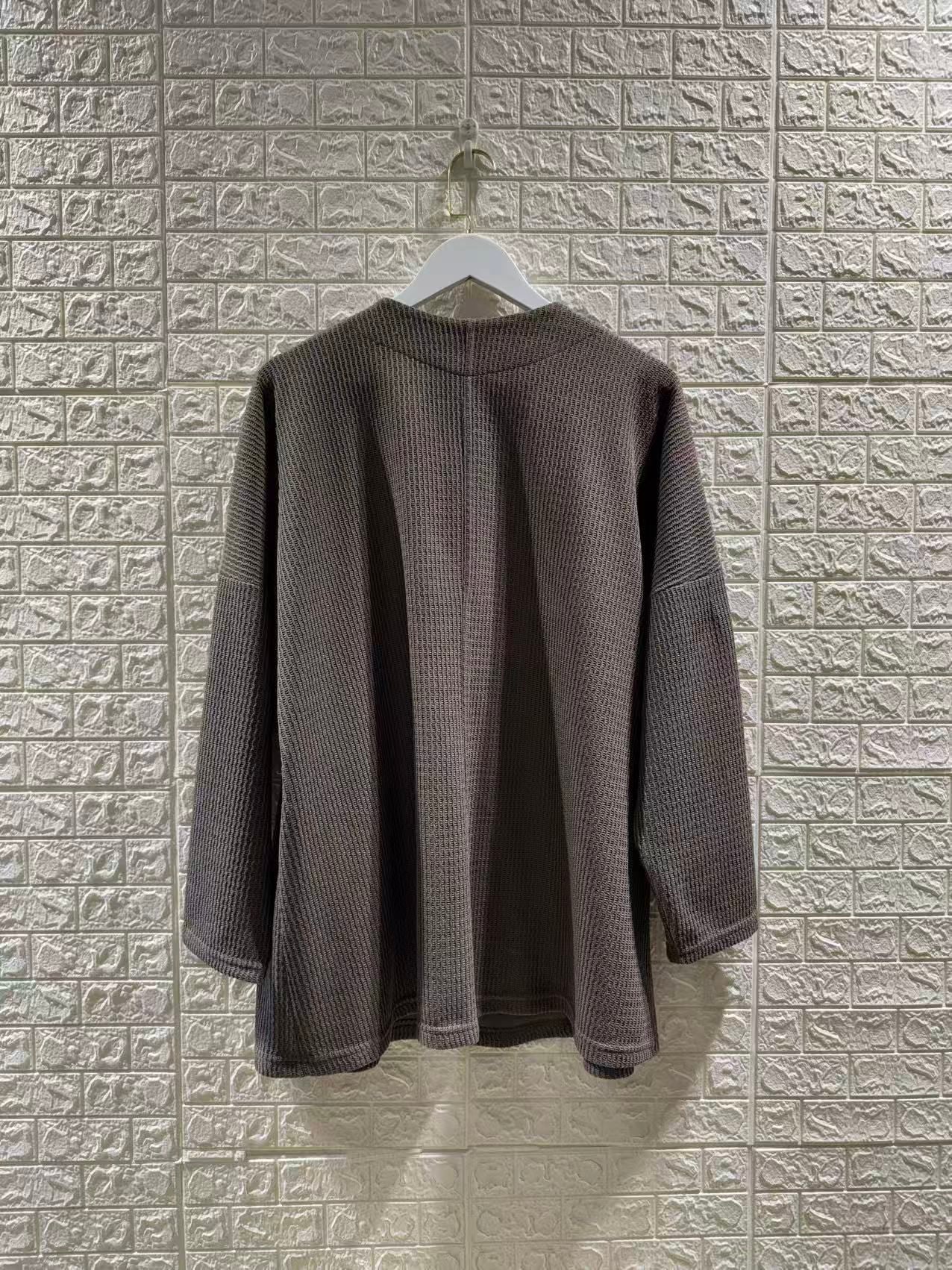 Pull taupe texturé avec poche en simili cuir