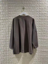 Pull taupe texturé avec poche en simili cuir