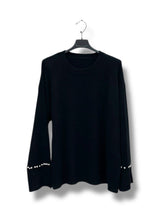 Pull col rond avec strass et perles aux poignets