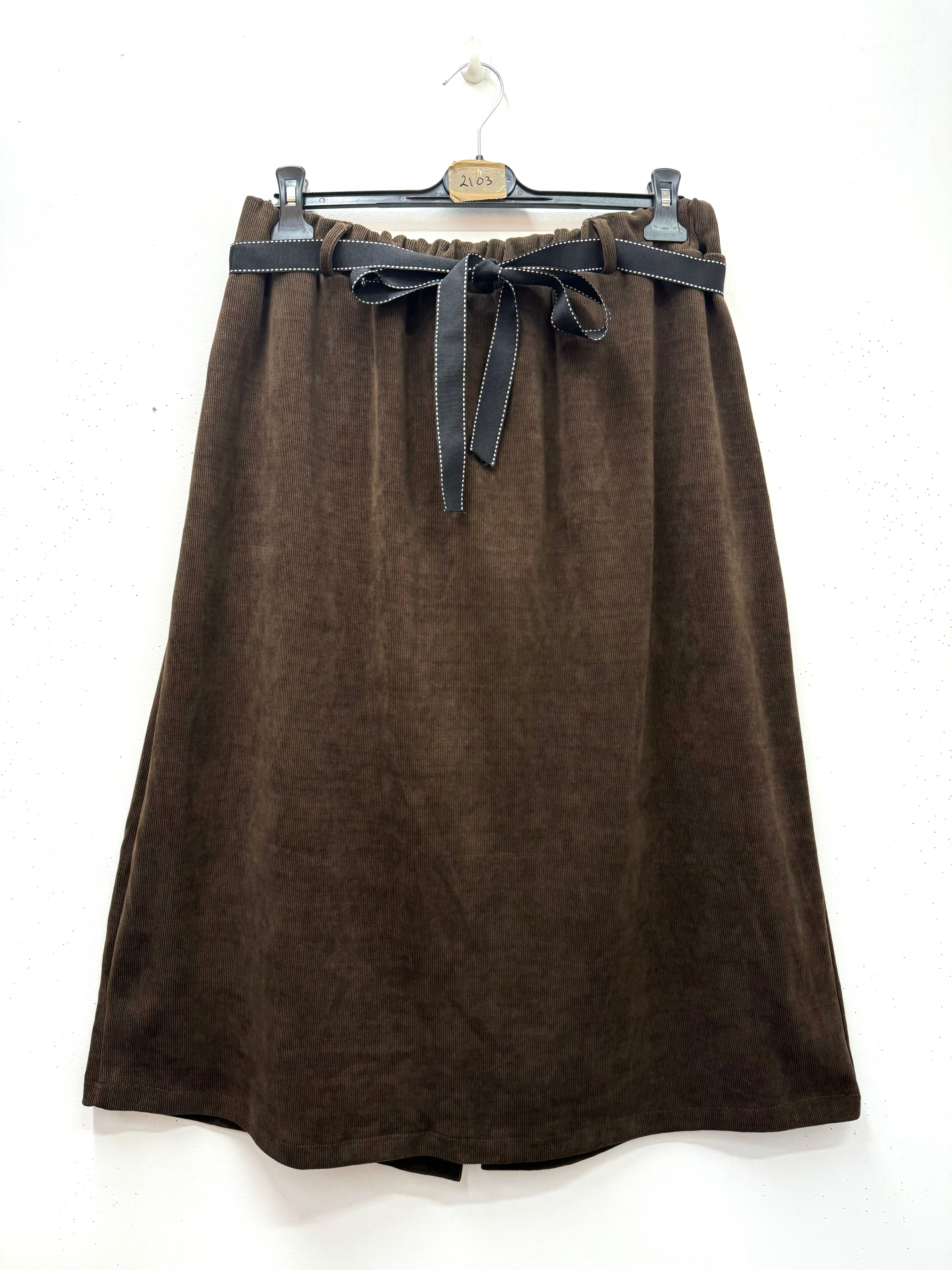 Jupe droite en velours côtelé