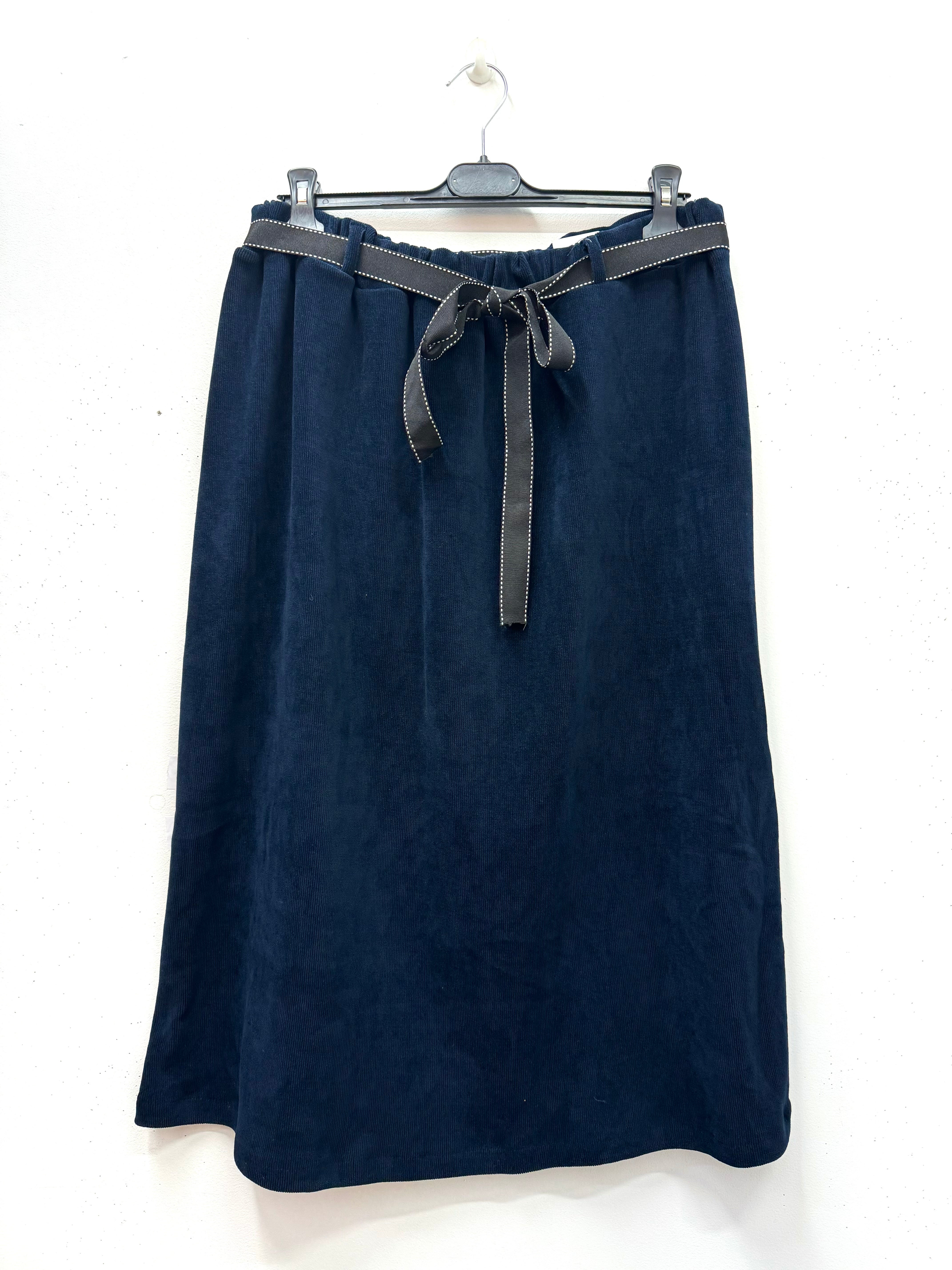 Jupe droite en velours côtelé