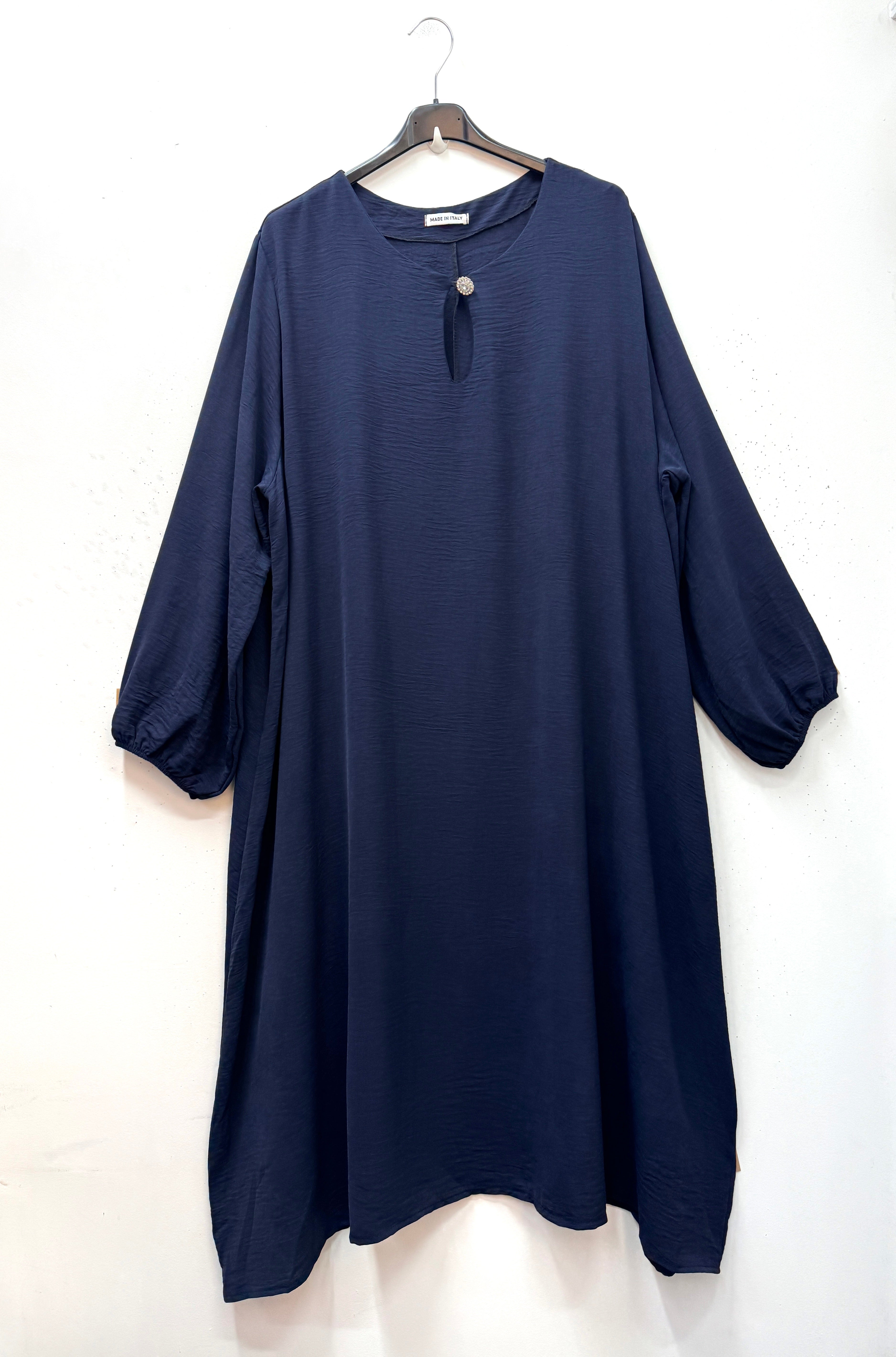 Robe longue avec bouton bijou