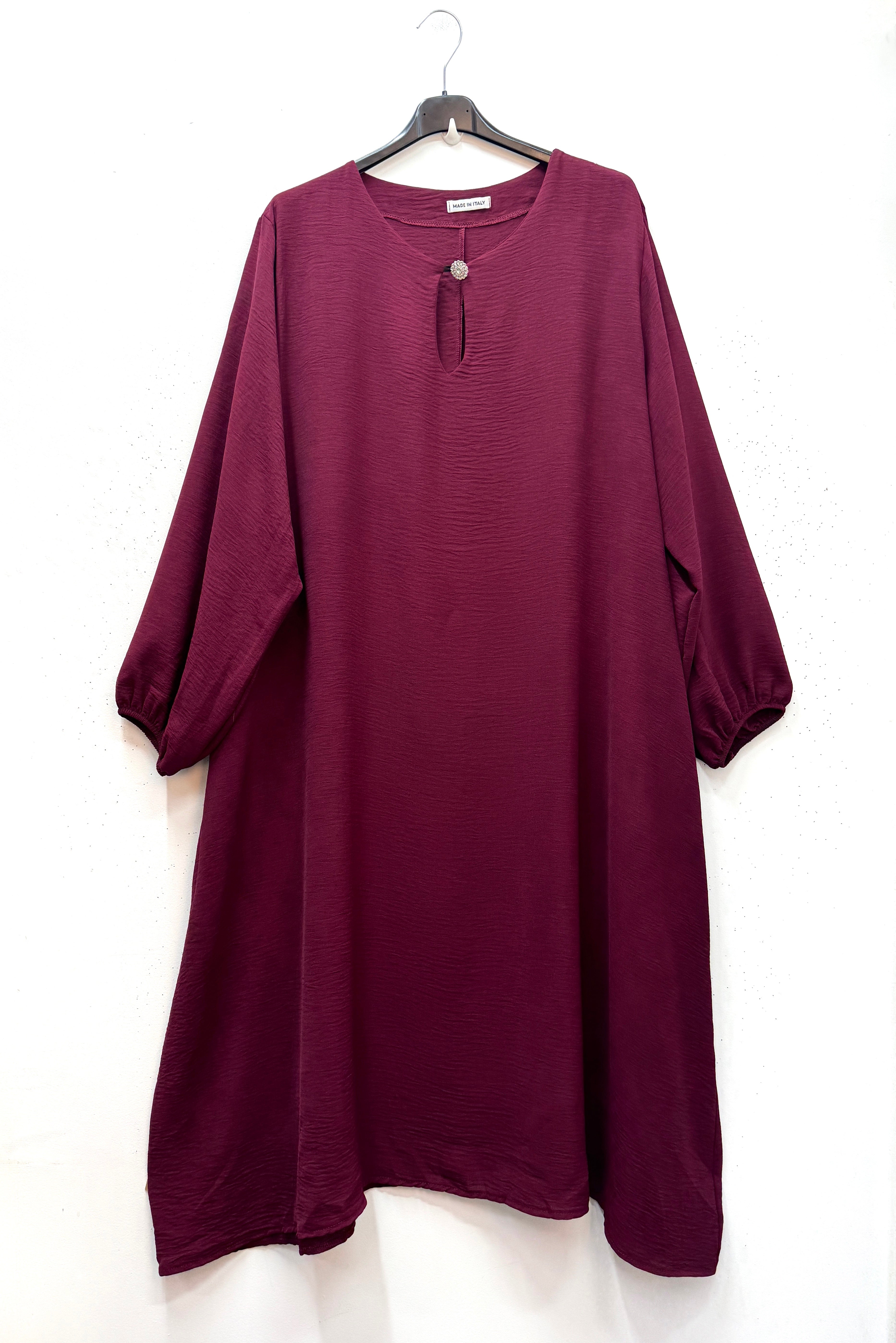 Robe longue avec bouton bijou