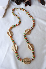 Collier long en résine multicolore et métal doré