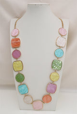 Collier long métal doré et plaques d'acétate colorées.