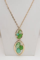 Collier long dorée avec plaques d'acétate colorées