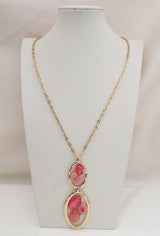 Collier long dorée avec plaques d'acétate colorées