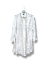 Chemise longue et brodée