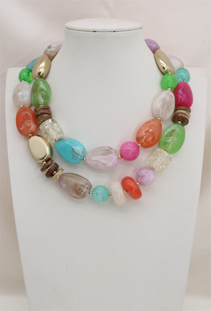 Collier court en perles multicolores