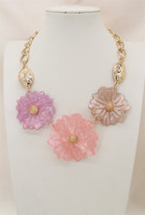 Collier court fleurs rose - plaque d'acétate