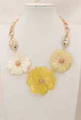 Collier court fleurs jaune - plaque d'acétate